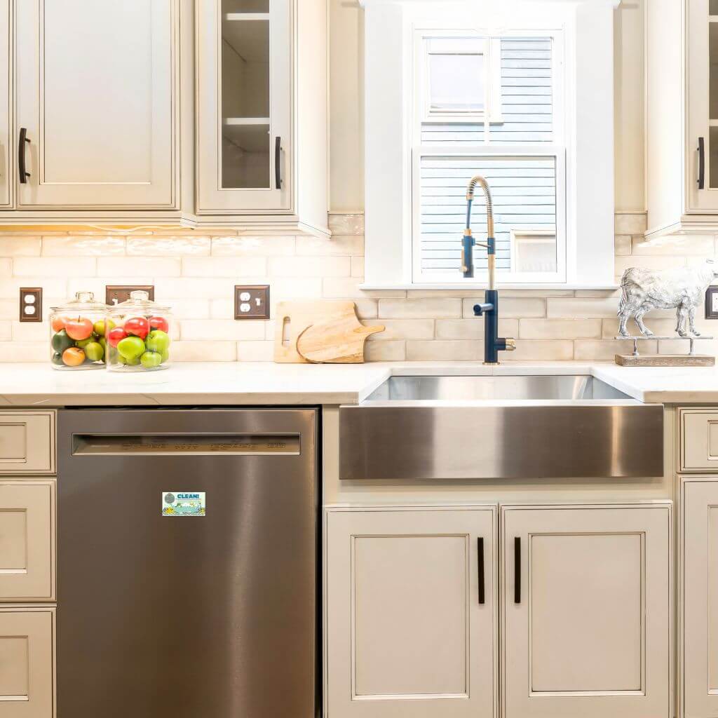 Clean/Dirty Indicator Magnet on Dishwasher in Kitchen